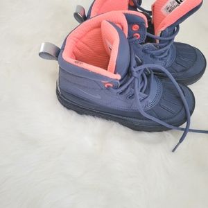 Nike Kids Woodside 2 High boots in the color Diffused blue, Size 11c